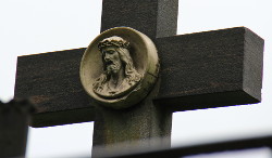 Krzyż z wizerunkiem Jezusa - Cmentarz na Rossie