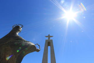 Pomnik Chrystusa Króla - Cristo Rei - u podnóża Matka Boska z różańcem - Lizbona - Portugalia
